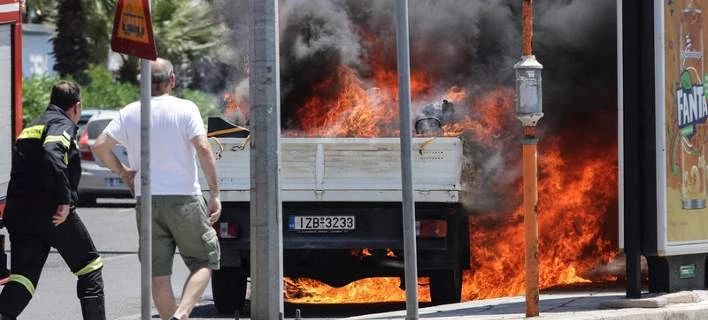 Πήρε φωτιά φορτηγό στην παραλιακή, στον Άλιμο (εικόνες)